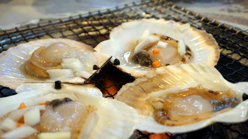 도희네 조개구이 · 불판에서 익는 가리비