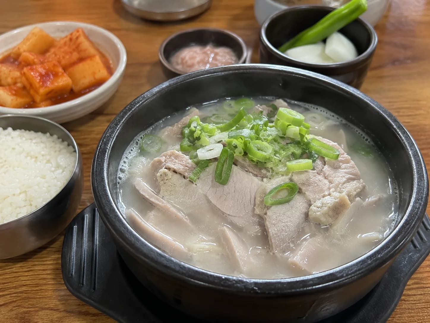 돼지국밥의 탄생, 허기의 시대가 끓여낸 한 그릇