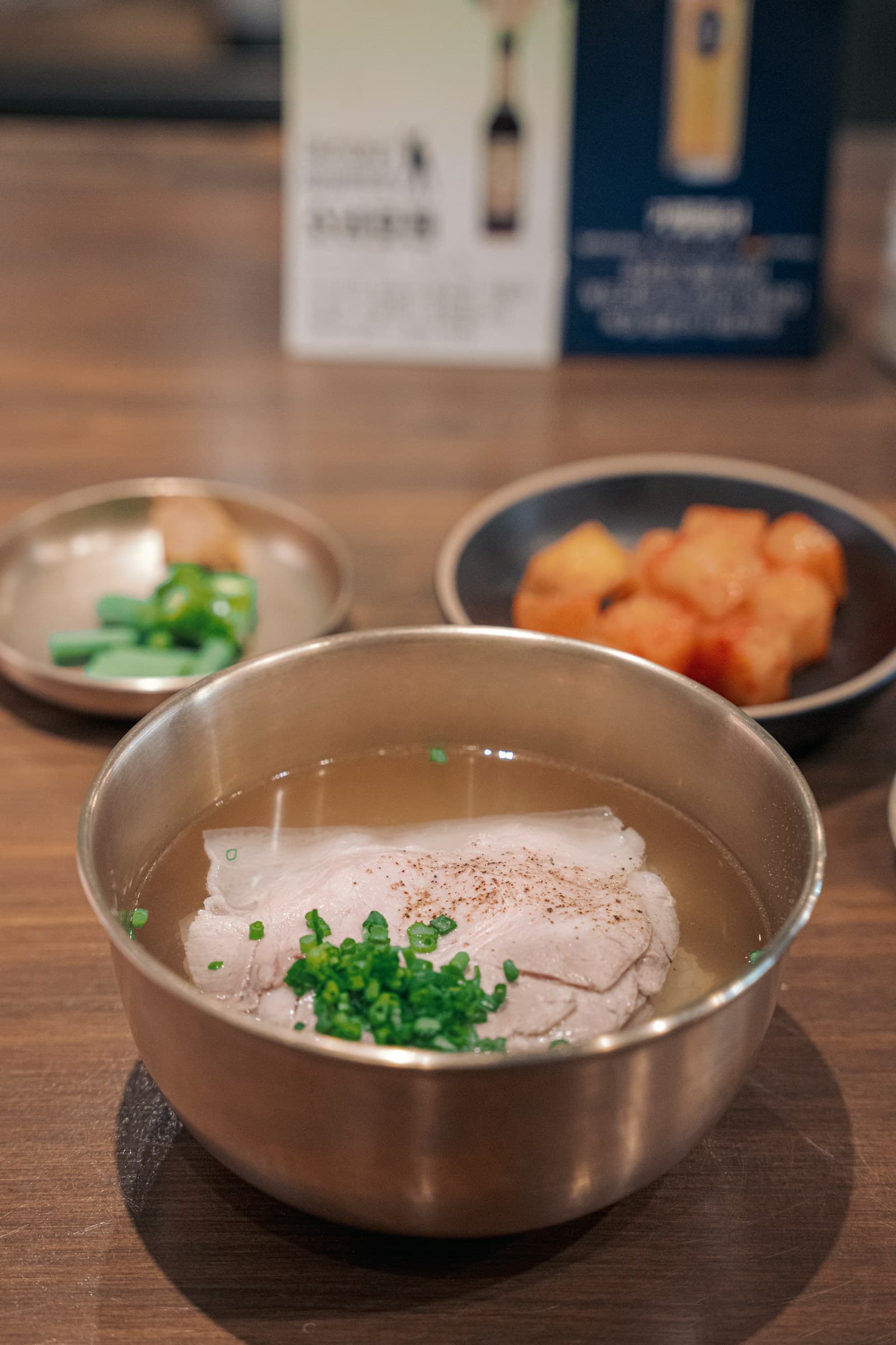 수육을 올린 맑은 돼지국밥 한 그릇