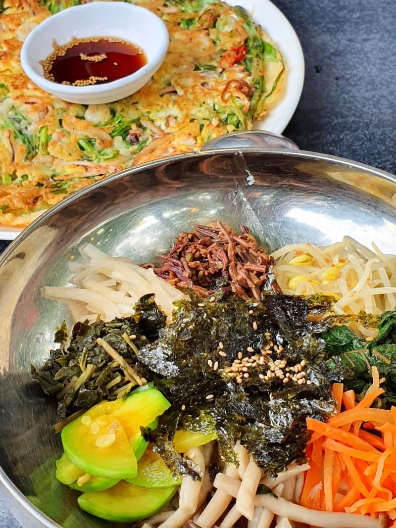못 먹은 비빔냉면이 아쉬웠던 날, 가장 맛있게 먹은 건 산채비빔밥이었어요. 옆에는 함께 주문한 해물파전.